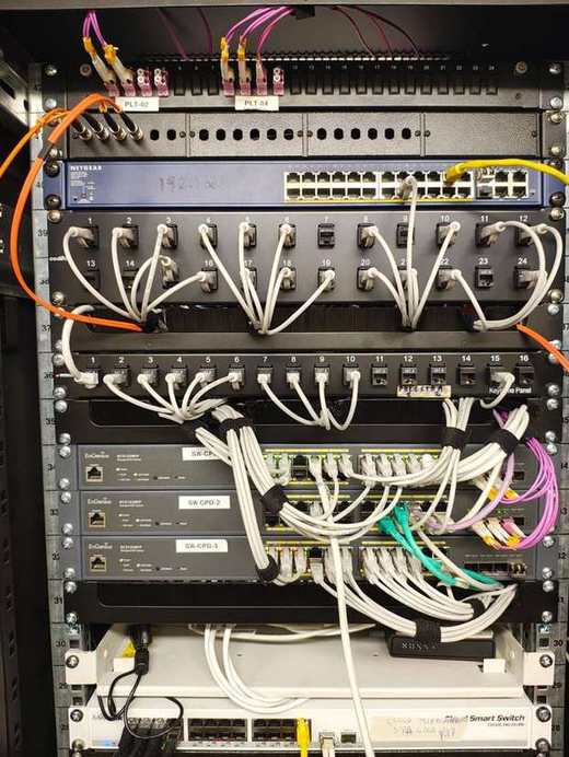 Rack con electrónica de red y enlaces de fibra