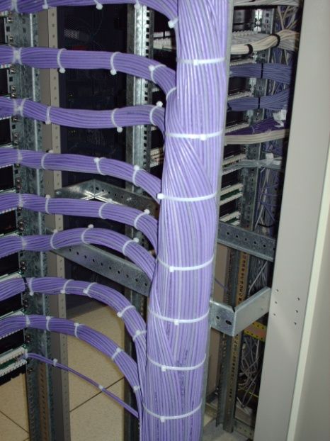 Bajante vertical de cable peinado en rack