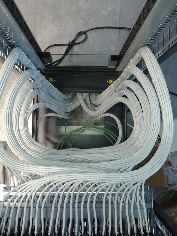 Mazos de cable peinados hacia los paneles de parcheo