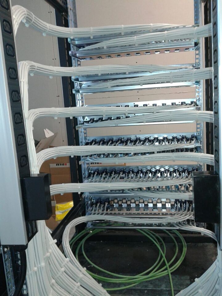 Rack con mazos de cable peinados por ambos laterales