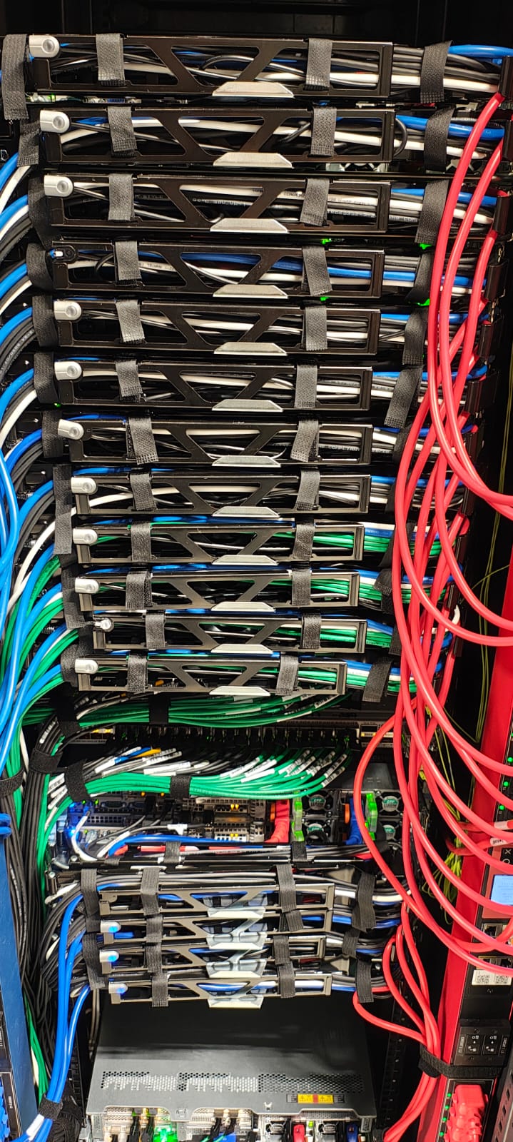 Armario de comunicaciones con cableado organizado y regleta de alimentación